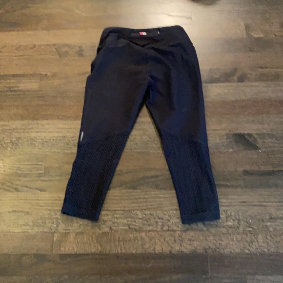 Mondetta Black Capri Leggings XS laser cut EUC - Picture 8 of 9